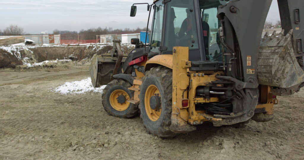 Équipement lourd sur le chantier pour le plan d'entretien hydraulique de routine