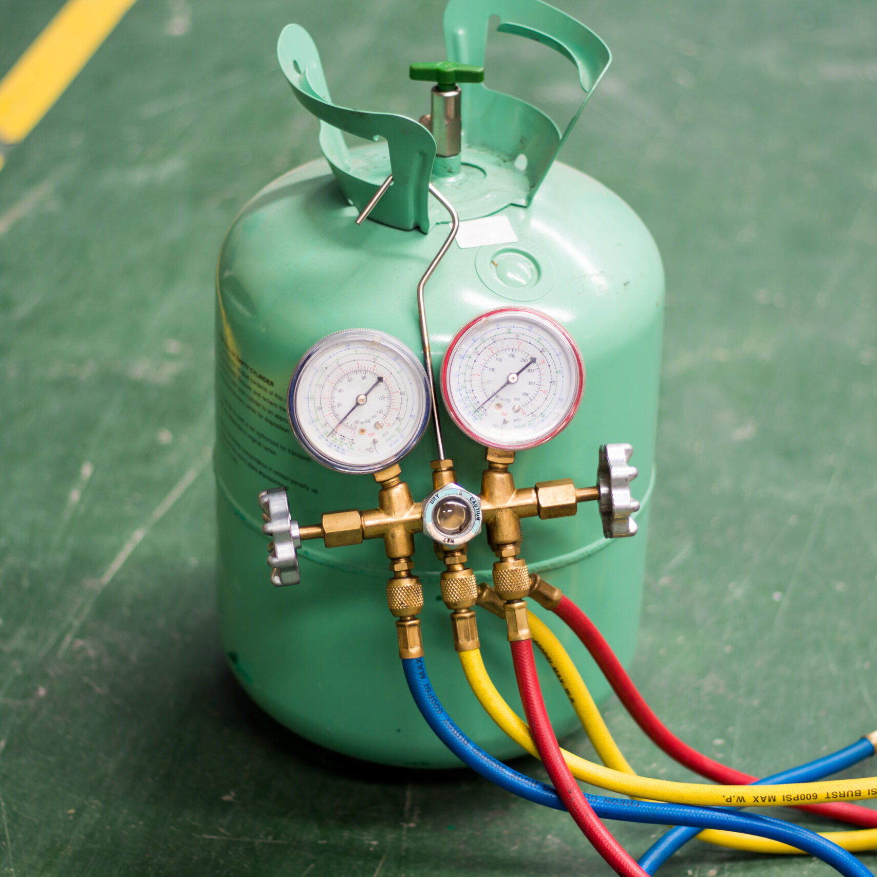 The manifold gauge for air condition service. R290 and r600a compatible with fluorescent leak detection