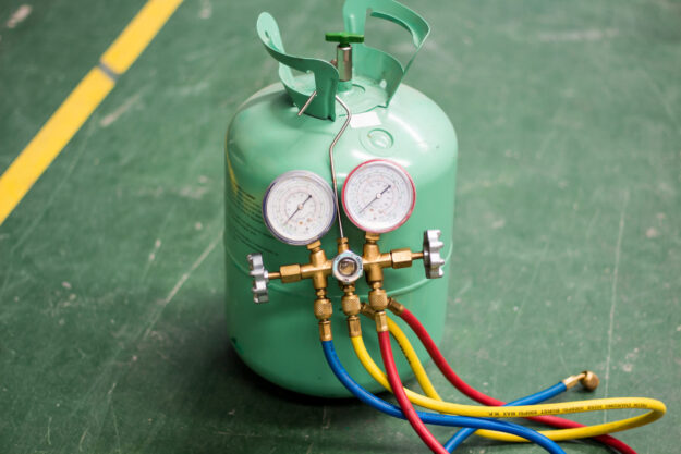 The manifold gauge for air condition service. R290 and r600a compatible with fluorescent leak detection